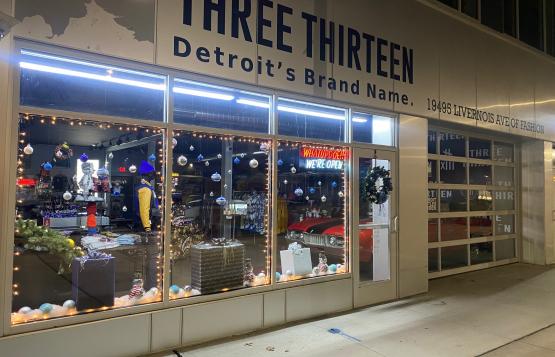 Competition heats up for holiday window decorating contest